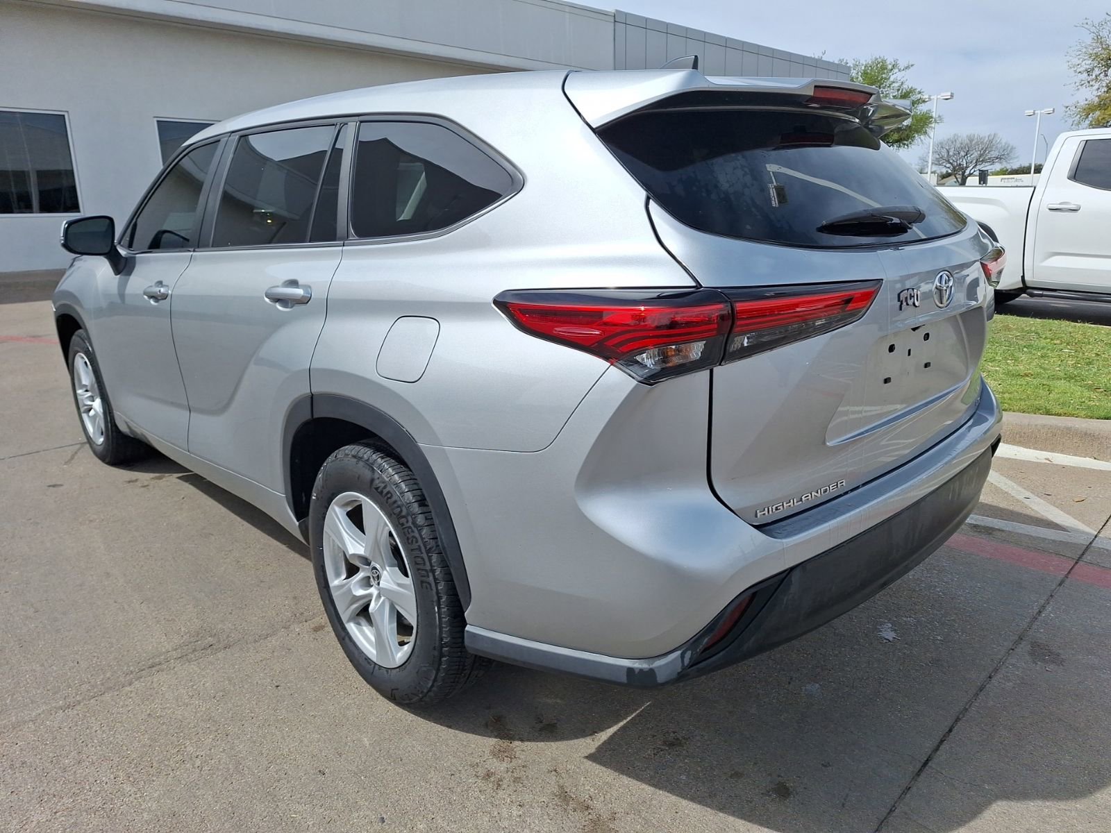 Used 2023 Toyota Highlander LE FWD image 3