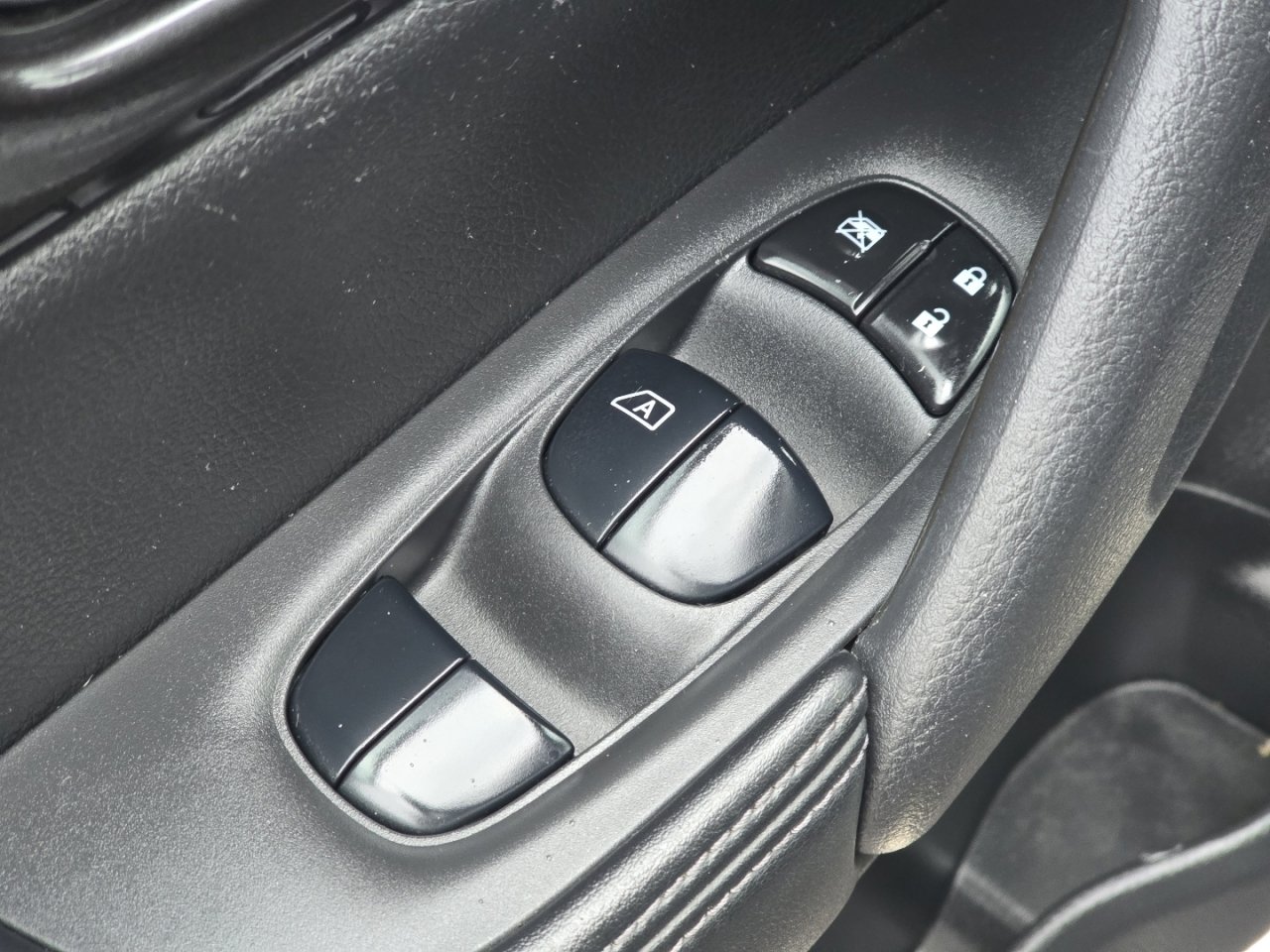 Used 2020 Nissan Rogue SV image 25