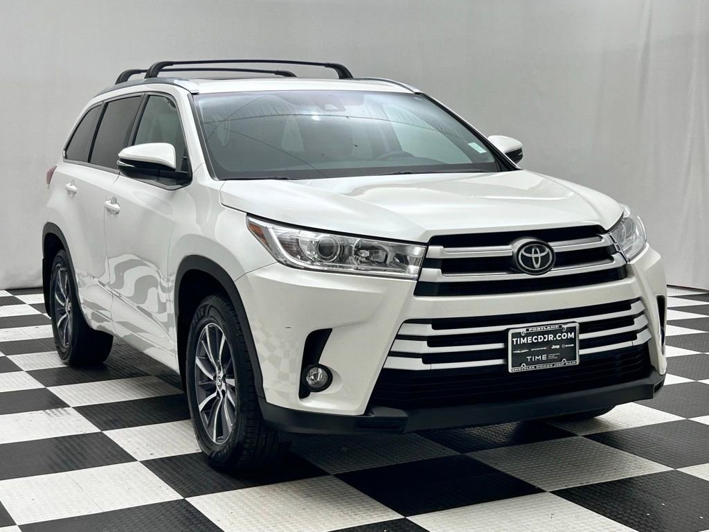 Used 2017 Toyota Highlander XLE image 2