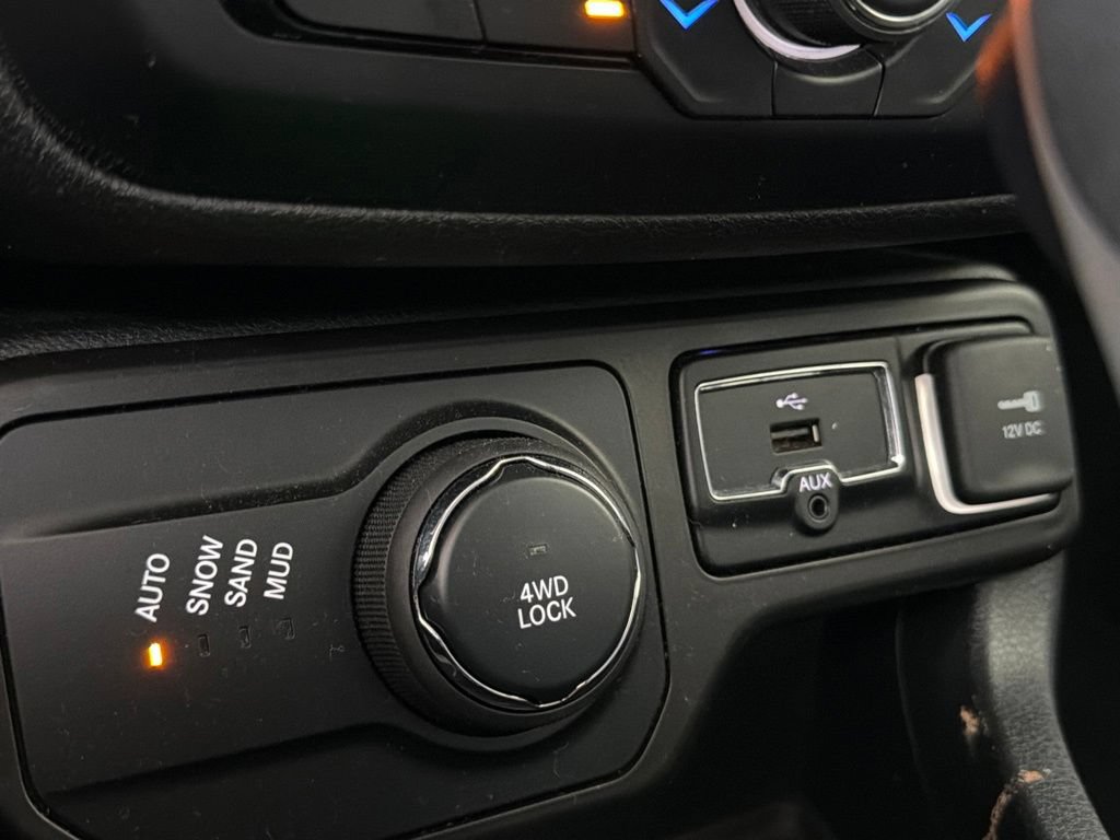 Used 2019 Jeep Renegade Latitude w/ Cold Weather Group AWD/4WD image 25