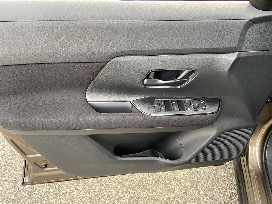 Certified 2025 Nissan Kicks S image 9