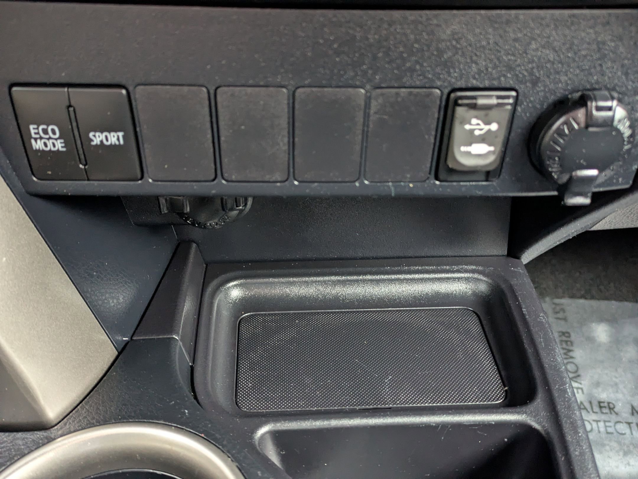 Used 2015 Toyota RAV4 LE image 17