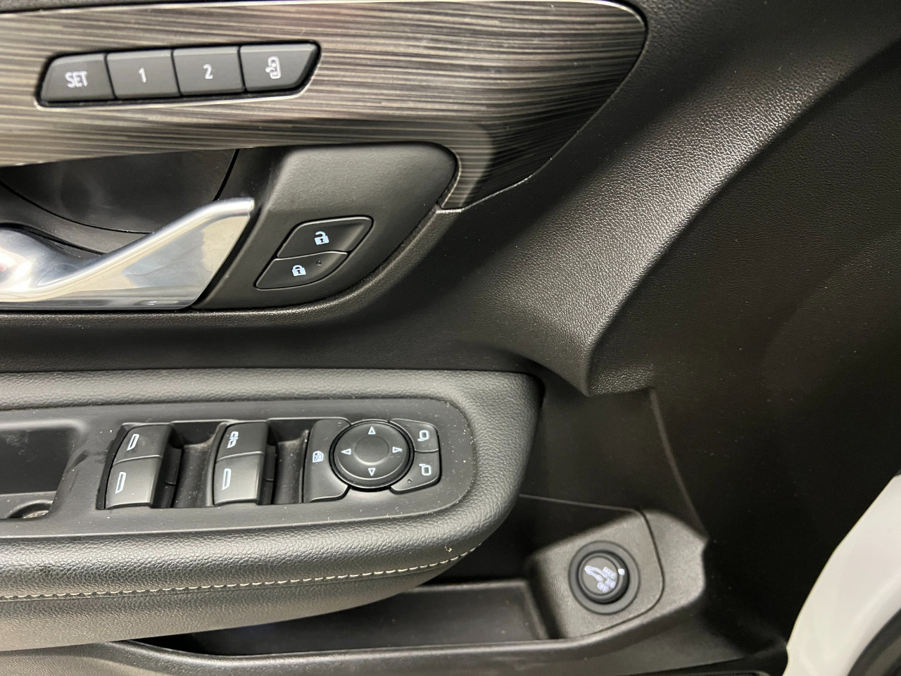 Used 2024 GMC Terrain SLT image 22