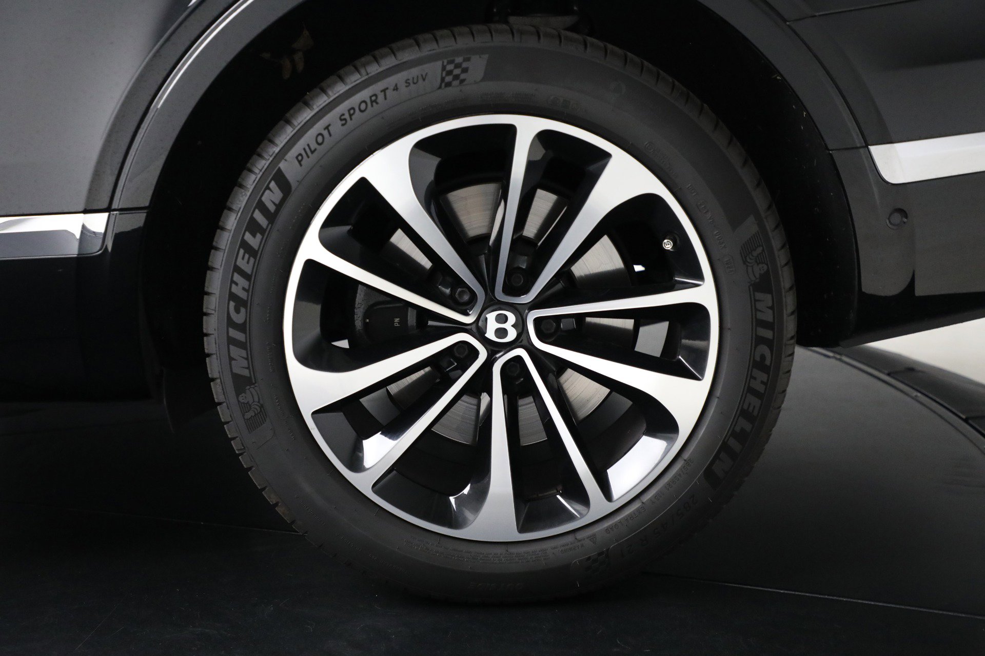 Certified 2018 Bentley Bentayga Onyx Edition image 13