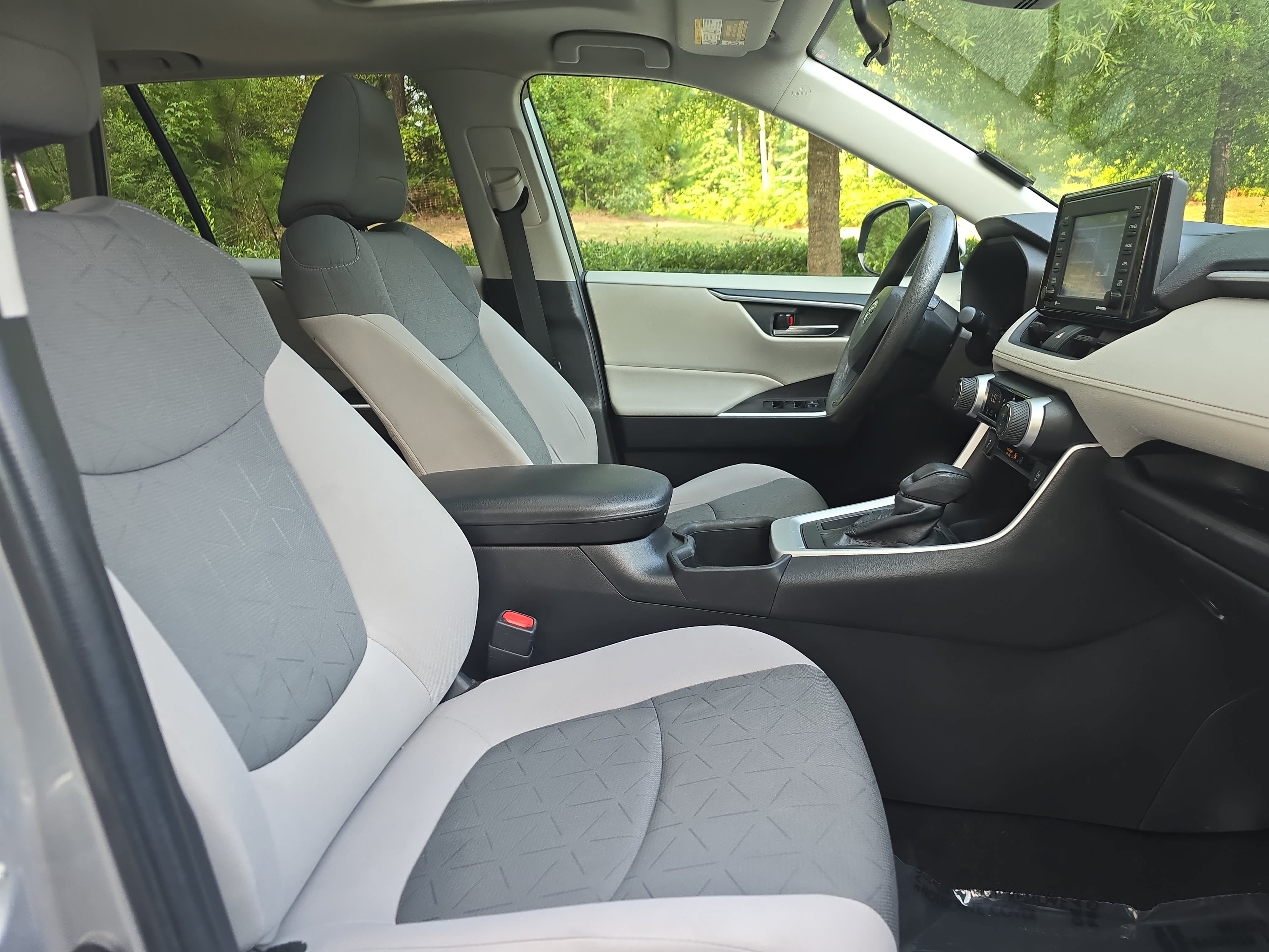 Used 2022 Toyota RAV4 XLE w/ Convenience Package FWD image 10