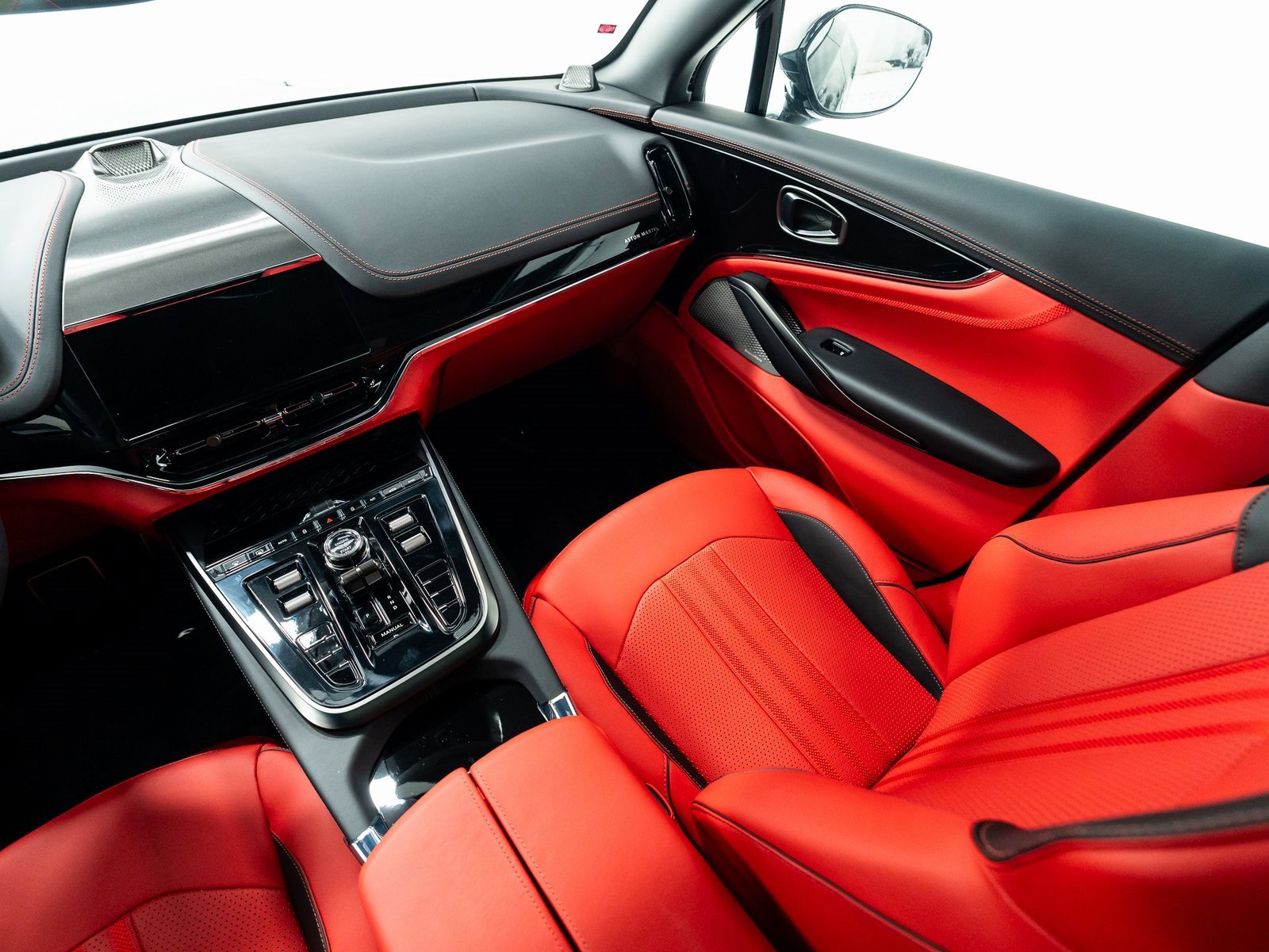 Used 2025 Aston Martin DBX 707 image 28