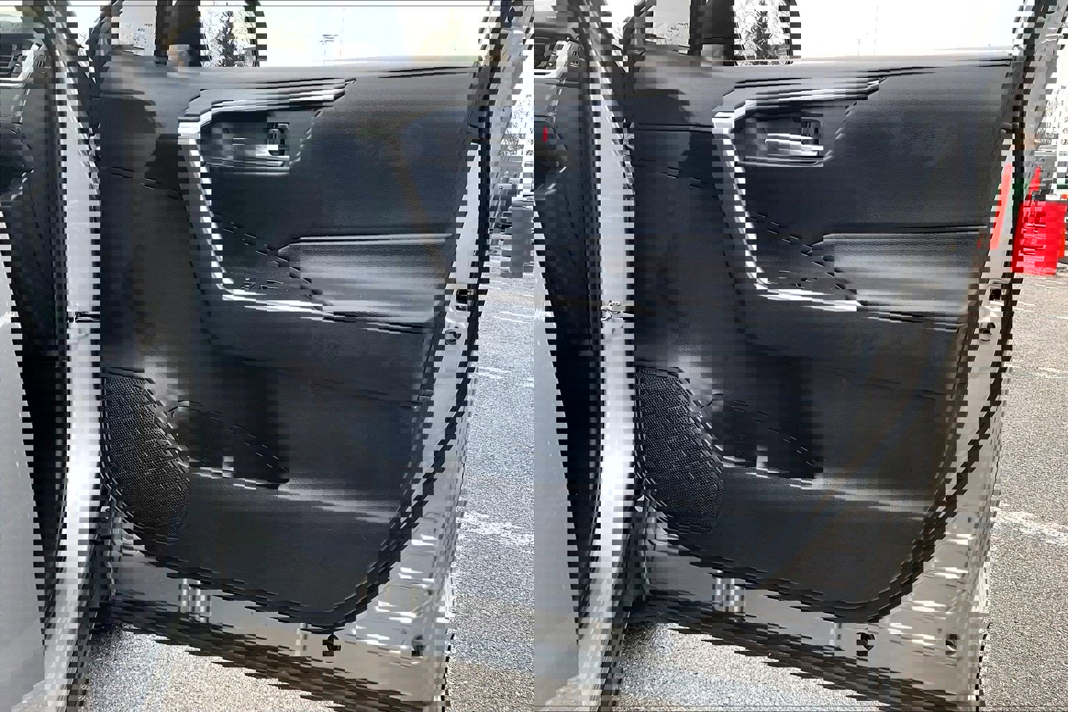 Used 2020 Toyota RAV4 XLE w/ Convenience Package image 23