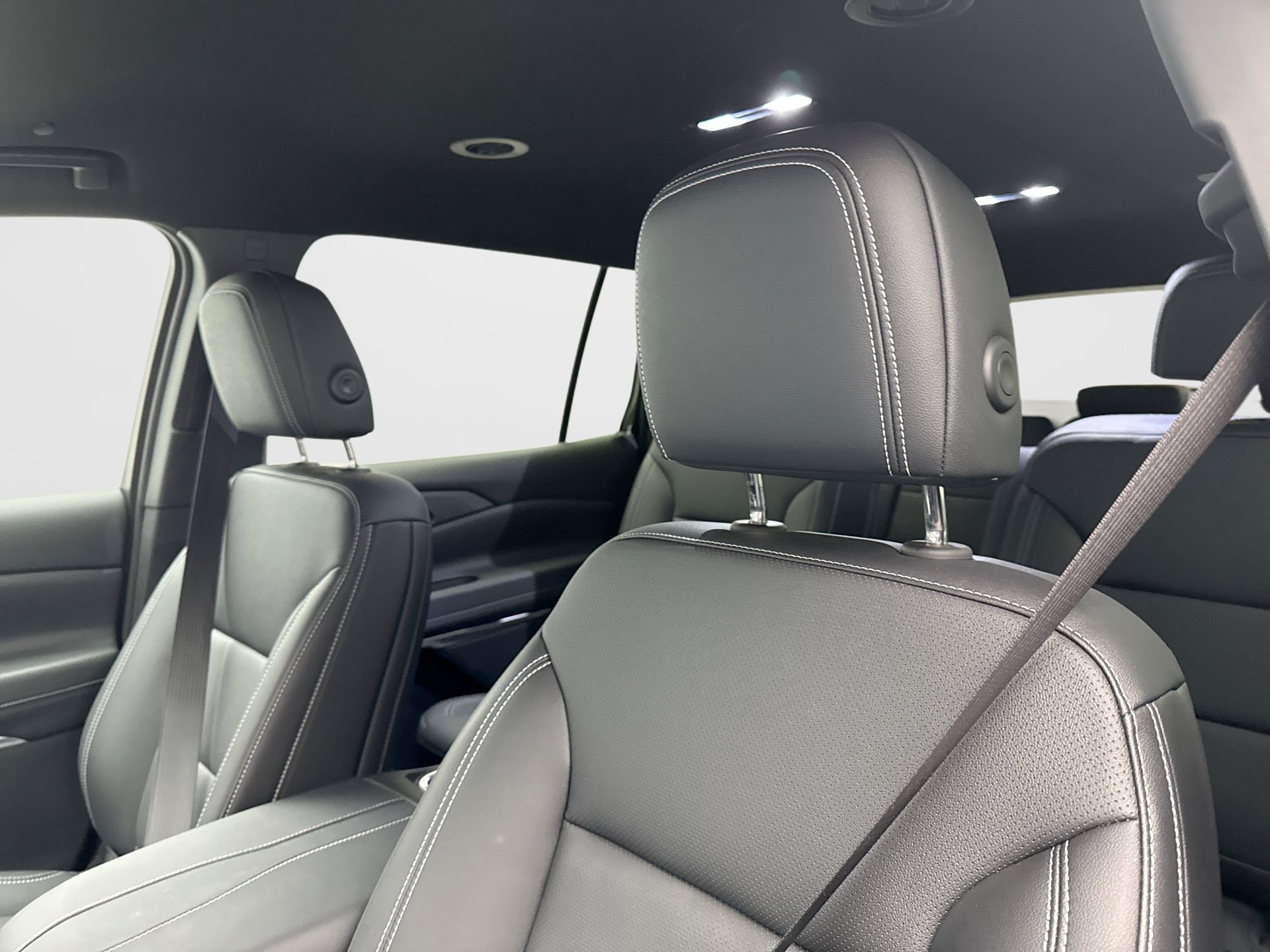 Used 2025 Chevrolet Traverse LT w/ Midnight/Sport Edition FWD image 11