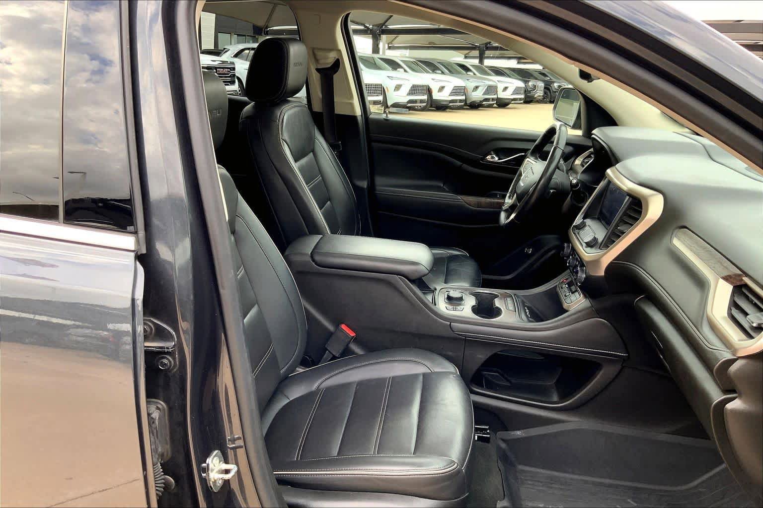 Used 2022 GMC Acadia Denali w/ Denali Technology Package FWD image 8