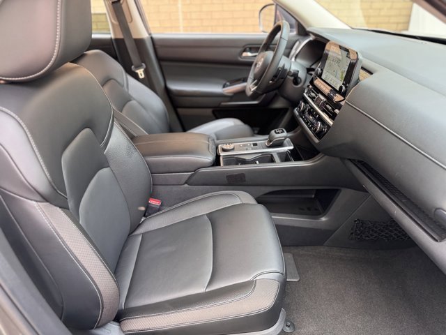 Used 2023 Nissan Pathfinder SL w/ Black Appearance Package image 17