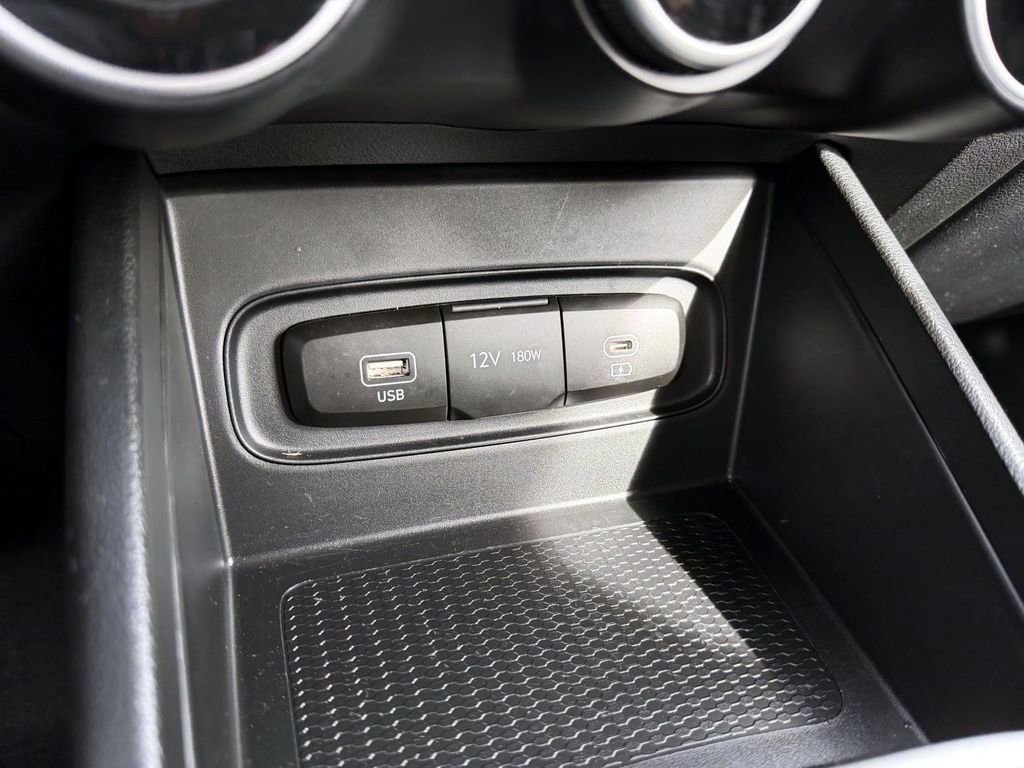 Certified 2025 Hyundai Venue SE image 22