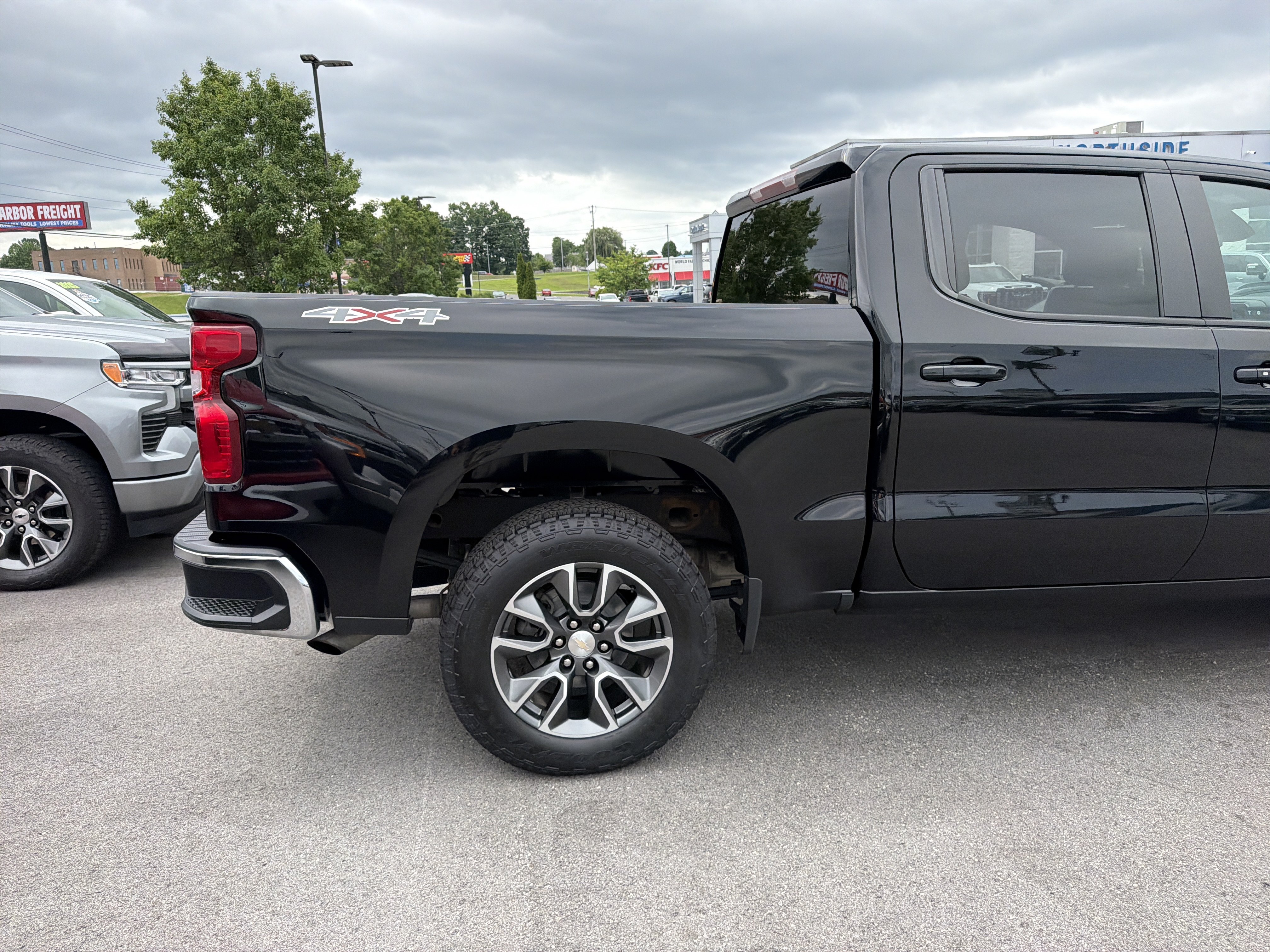 Used 2023 Chevrolet Silverado 1500 LT AWD/4WD image 6