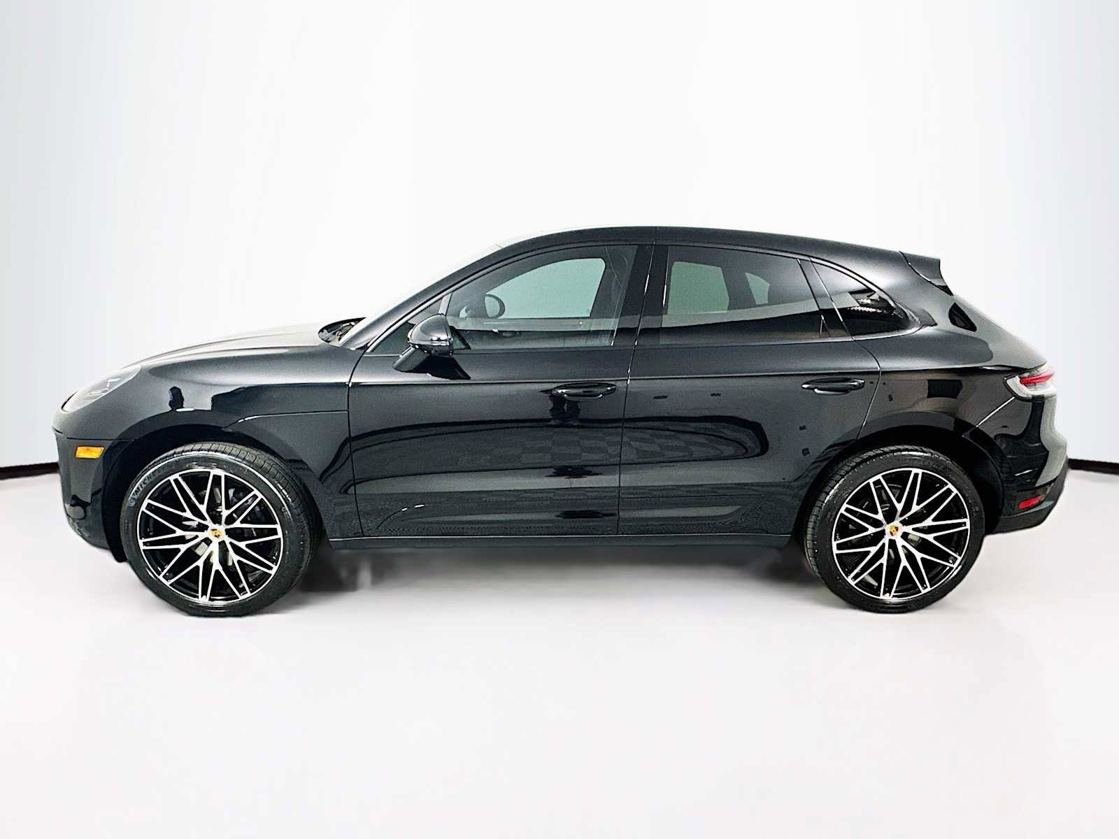 Certified 2025 Porsche Macan image 2