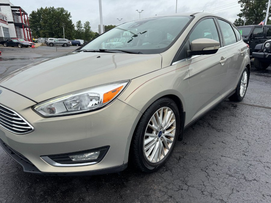 Used 2016 Ford Focus Titanium w/ Titanium Technology Package FWD image 9