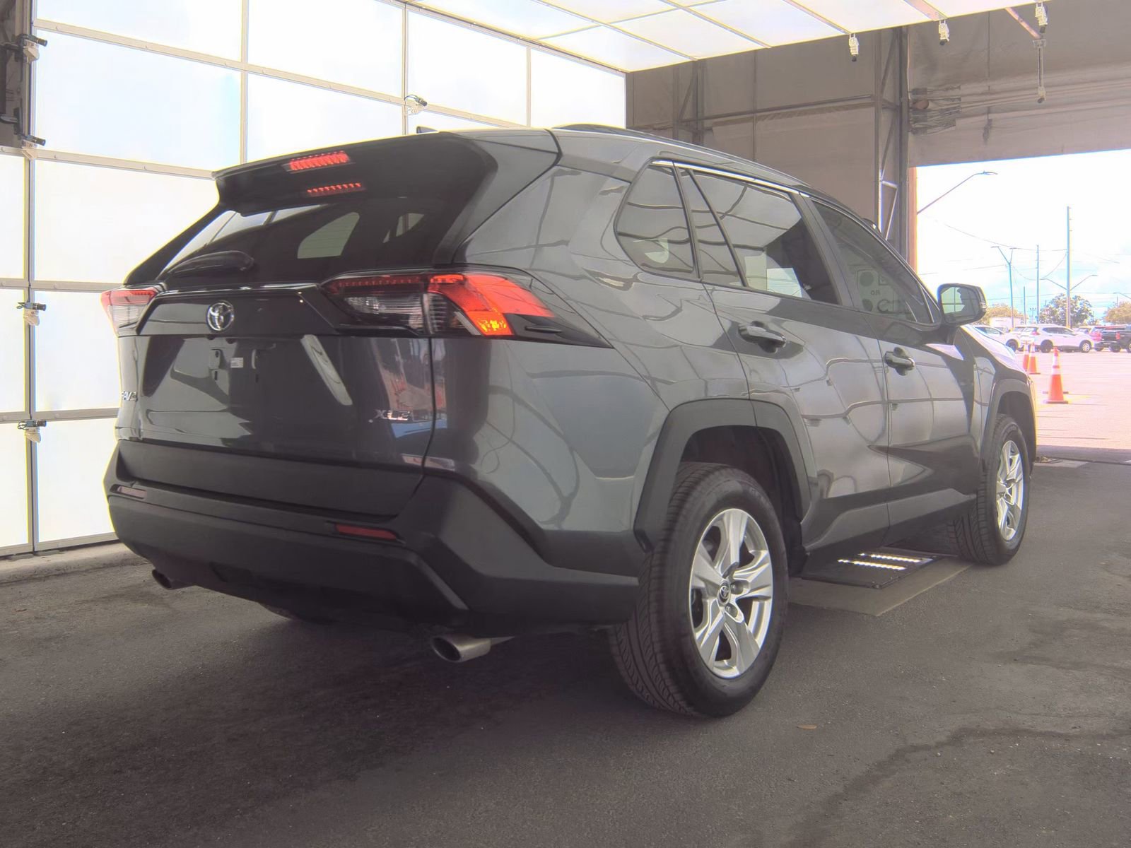 Used 2021 Toyota RAV4 XLE w/ Convenience Package FWD image 6