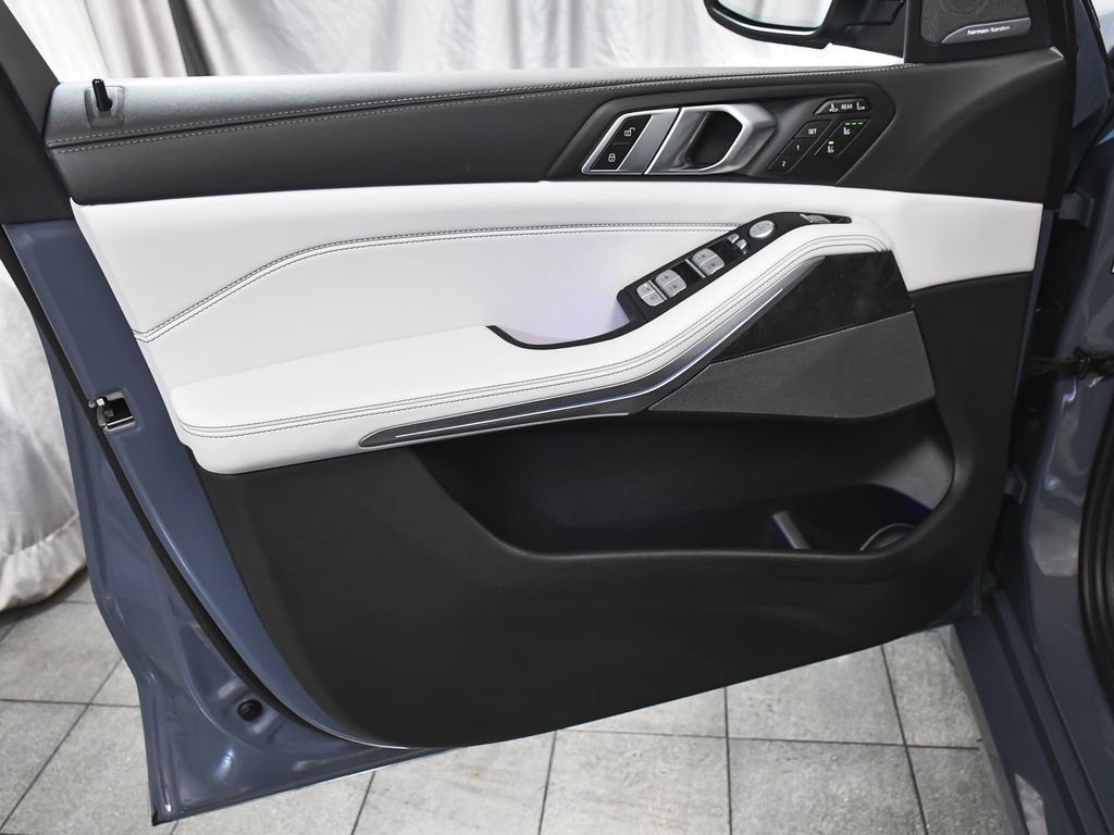 Used 2023 BMW X7 xDrive40i w/ Executive Package image 9