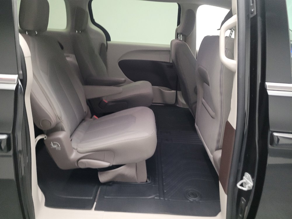 Used 2017 Chrysler Pacifica Touring FWD image 19