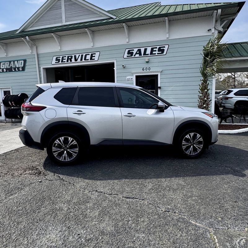 Used 2023 Nissan Rogue SV image 7