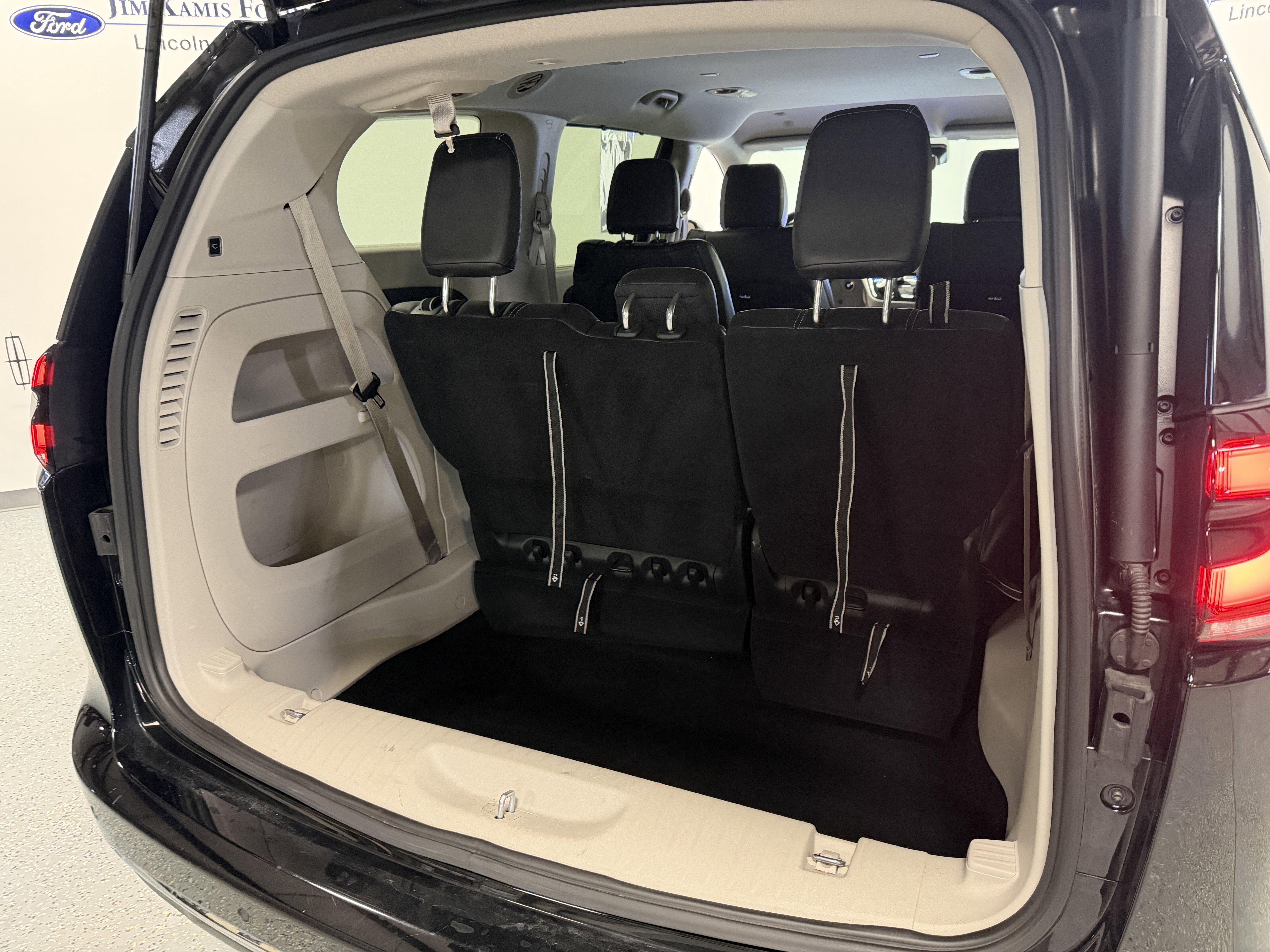 Used 2024 Chrysler Pacifica Touring-L image 26