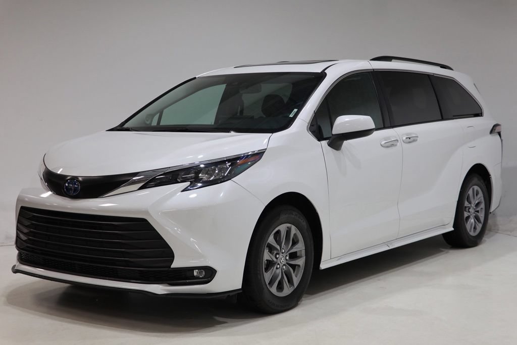 Used 2025 Toyota Sienna XLE w/ XLE Plus Package AWD/4WD image 3