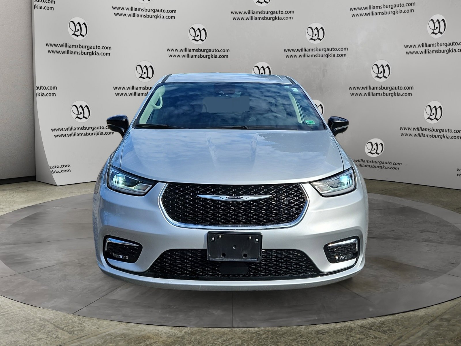 Used 2024 Chrysler Pacifica Touring-L image 8