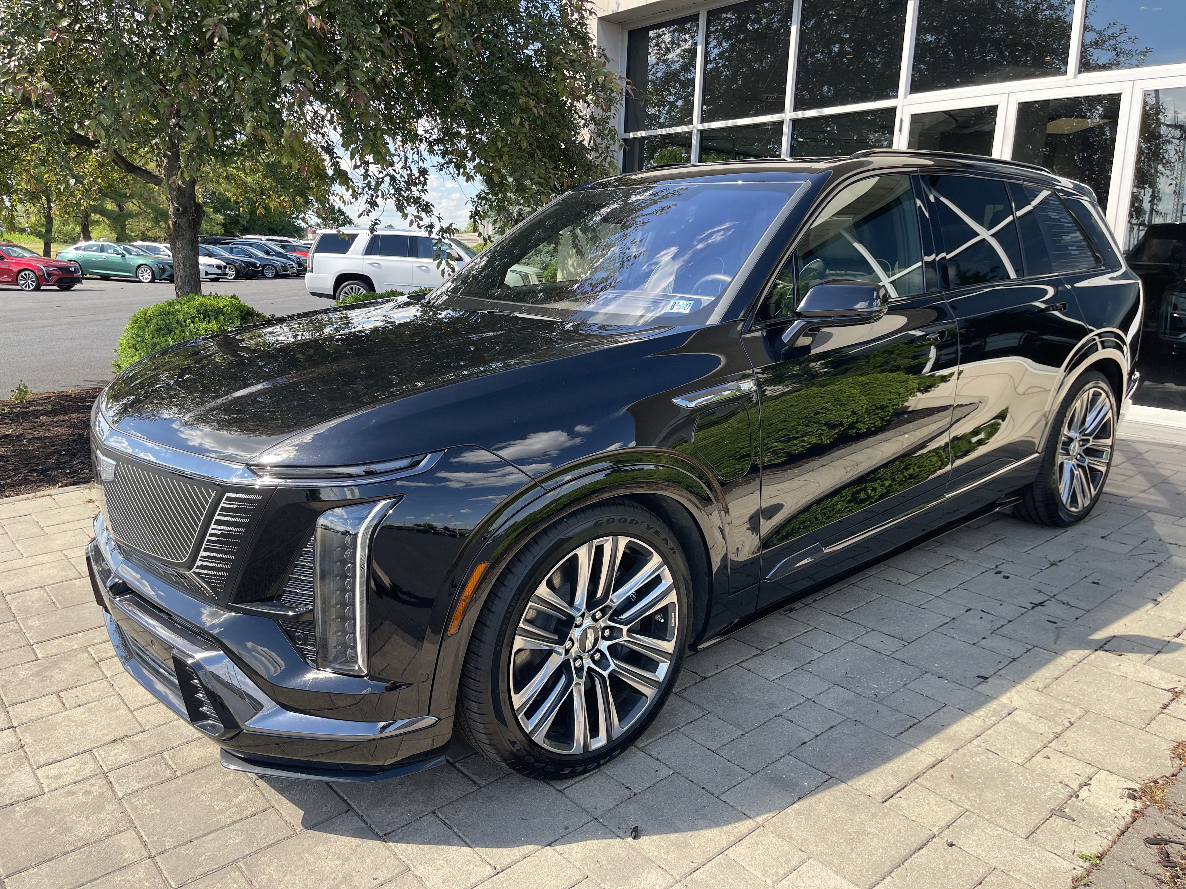 Used 2026 Cadillac Vistiq Platinum w/ LPO, Floor Liner Package AWD/4WD image 4