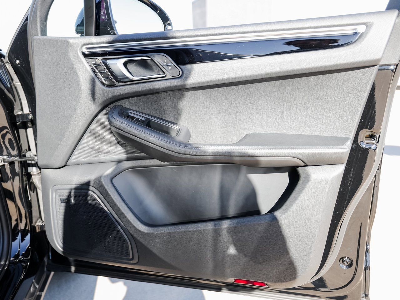 Certified 2025 Porsche Macan image 27