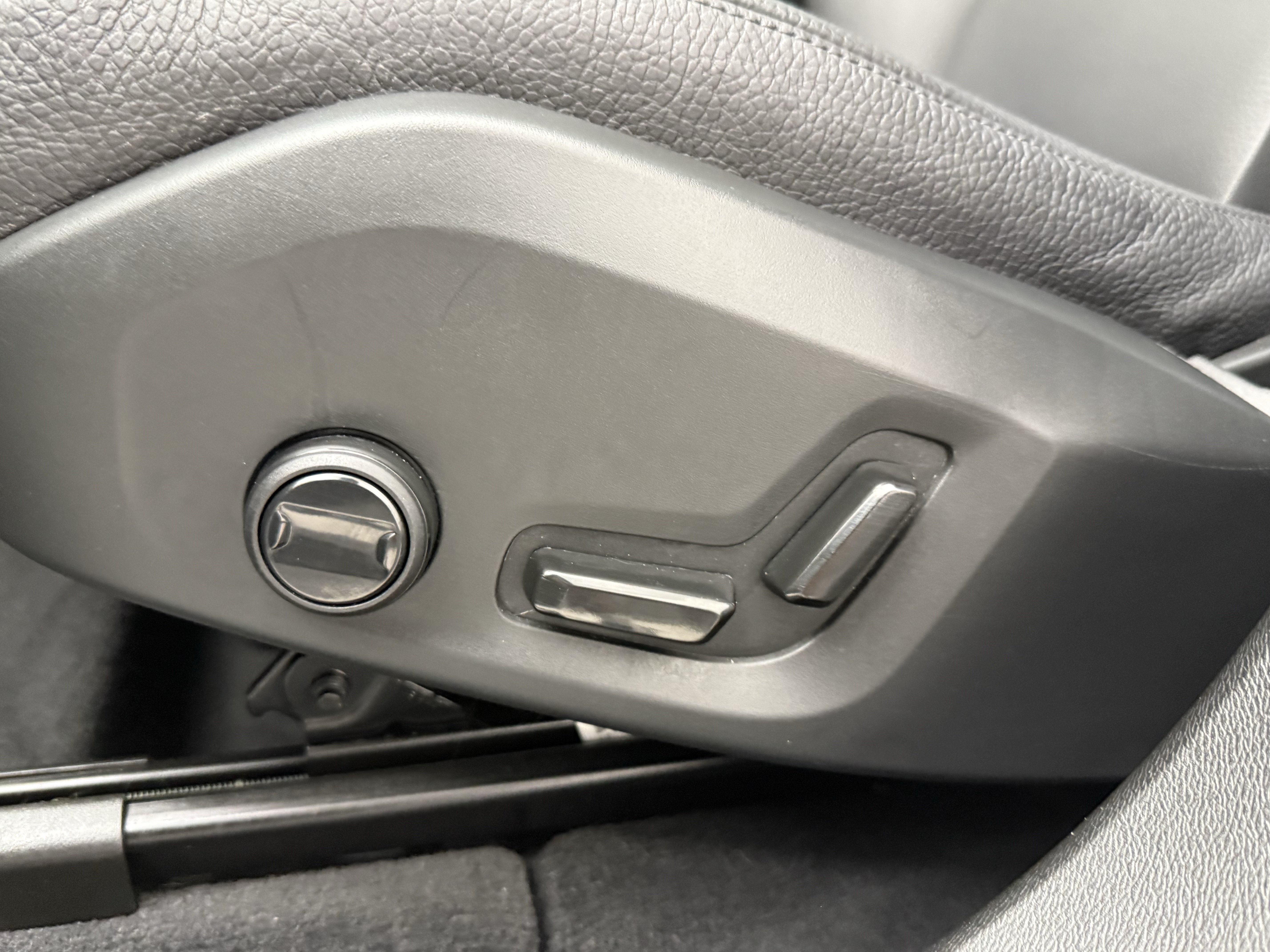 Certified 2024 Volvo XC60 B5 Plus AWD/4WD image 26