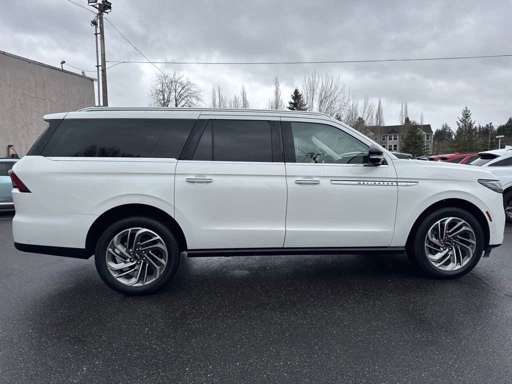 Used 2025 Lincoln Navigator L Reserve AWD/4WD image 8