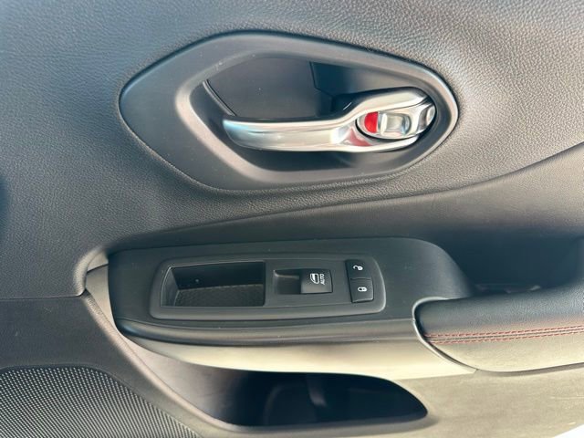 Used 2019 Jeep Cherokee Trailhawk w/ Cold Weather Group image 16