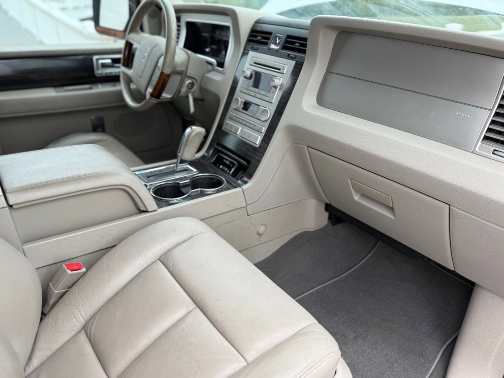 Used 2007 Lincoln Navigator Ultimate image 12