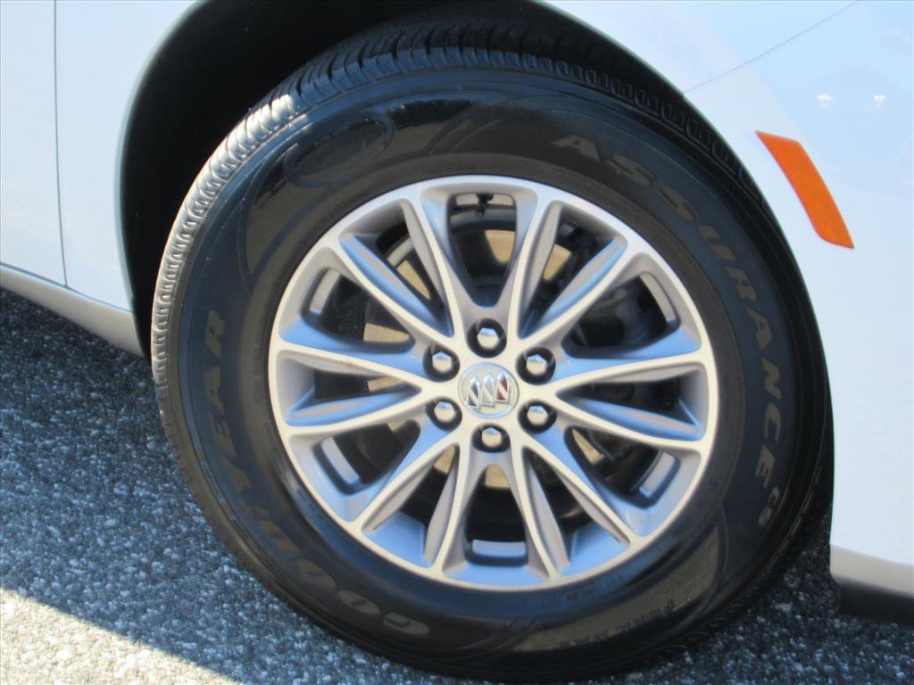 Used 2023 Buick Enclave Essence image 7