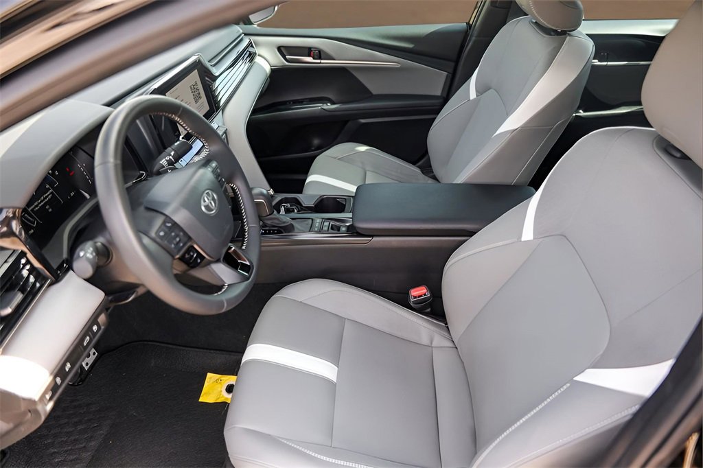 Used 2025 Toyota Camry SE w/ Convenience Package image 9