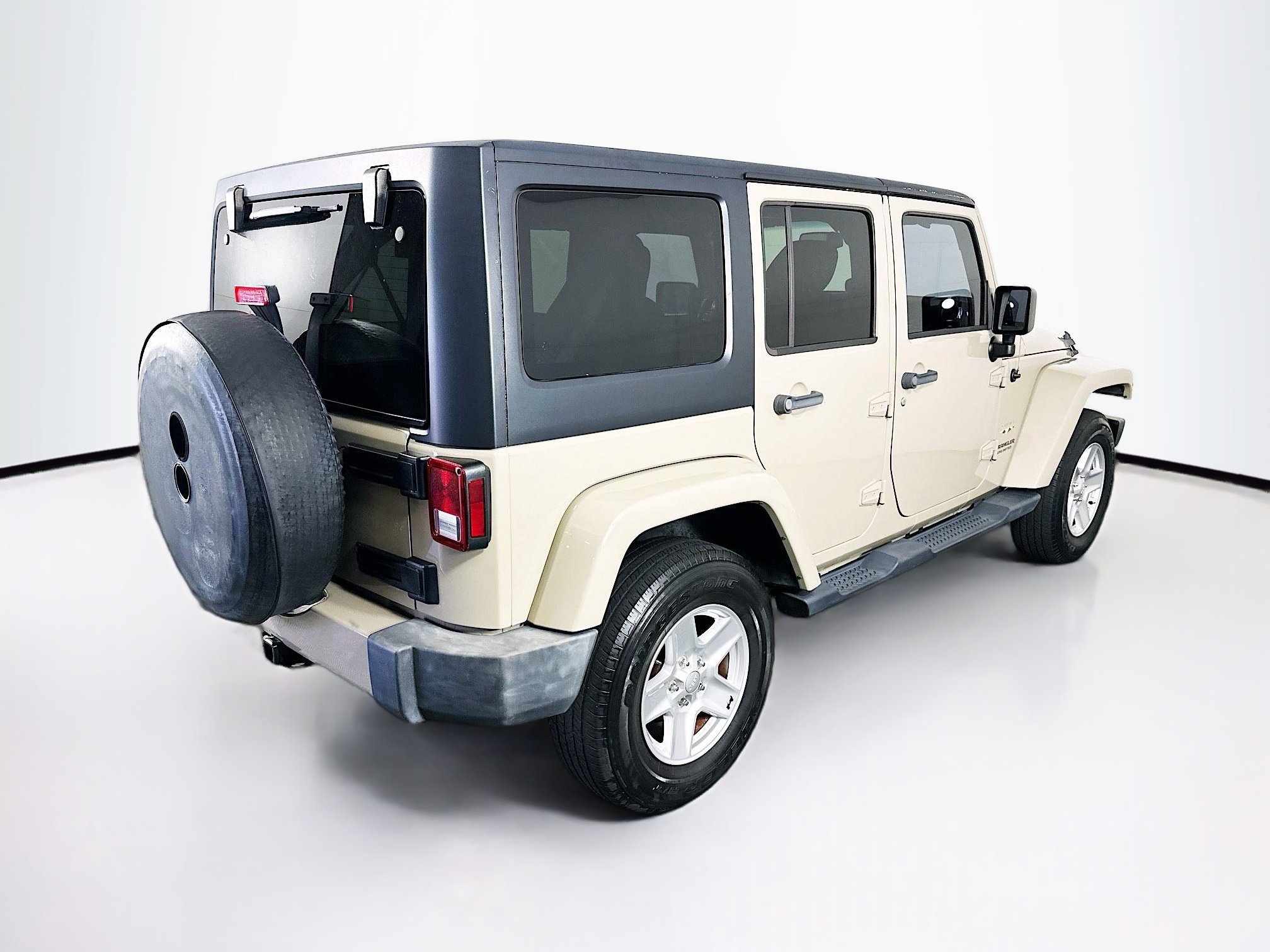 Used 2017 Jeep Wrangler Unlimited Sahara w/ Max Tow Package image 9