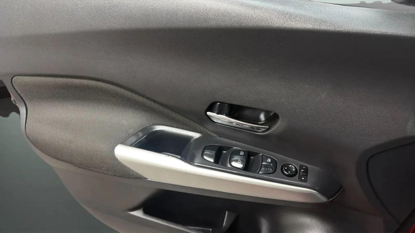 Used 2019 Nissan Kicks SV FWD image 16
