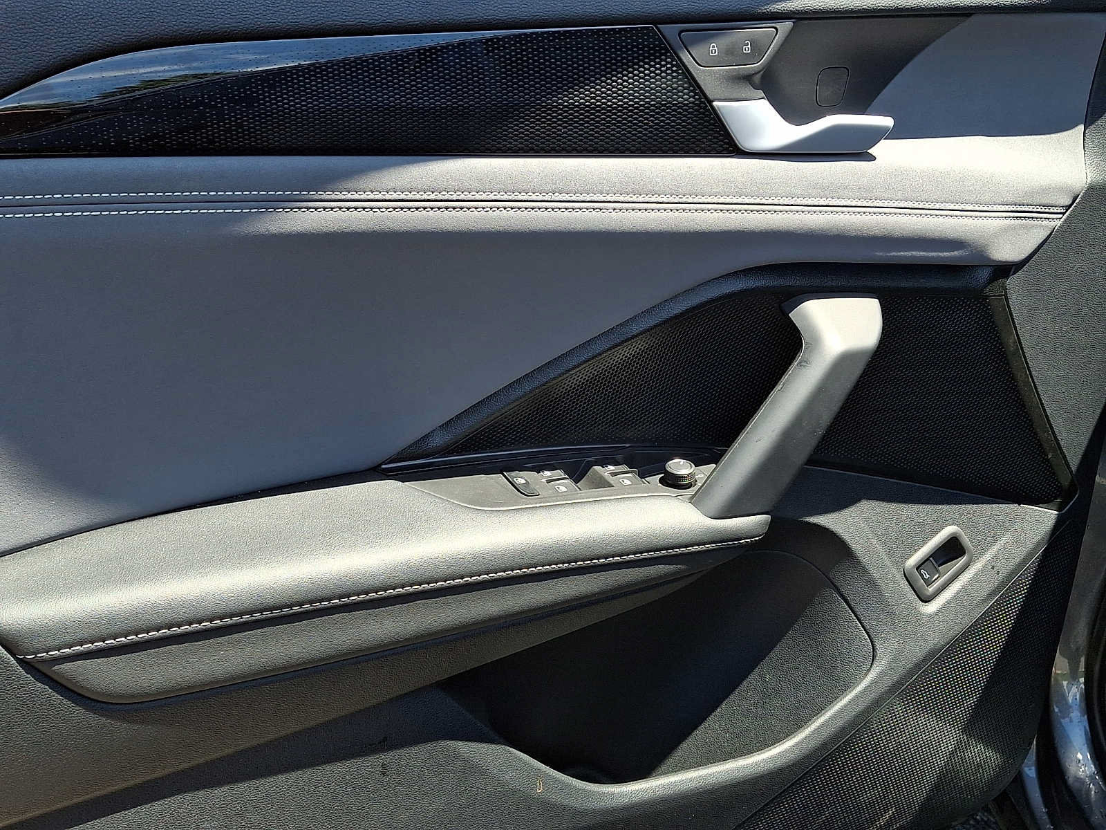 Used 2025 Volkswagen Tiguan SE w/ Panoramic Sunroof Package AWD/4WD image 10