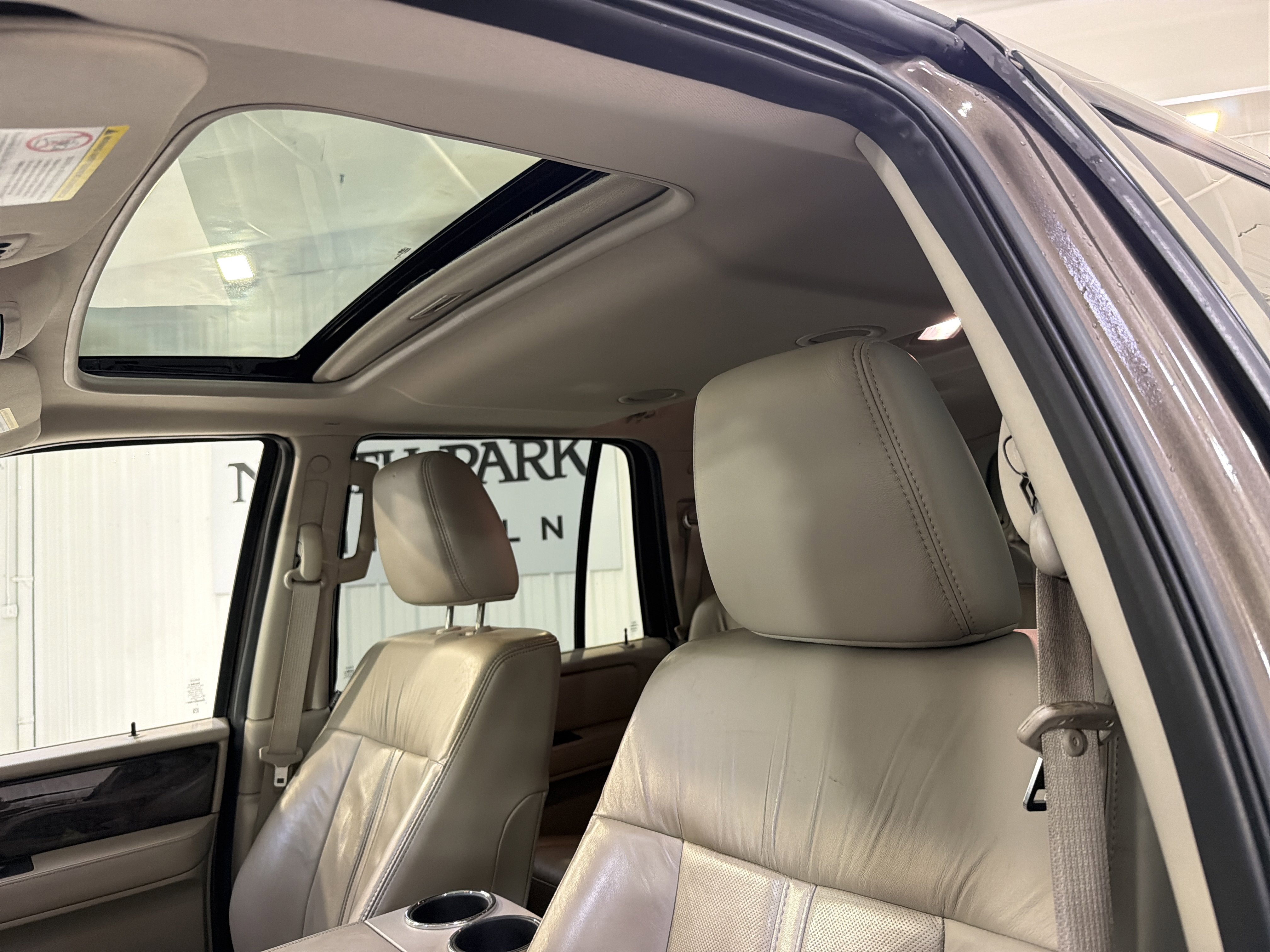 Used 2015 Lincoln Navigator 2WD image 10