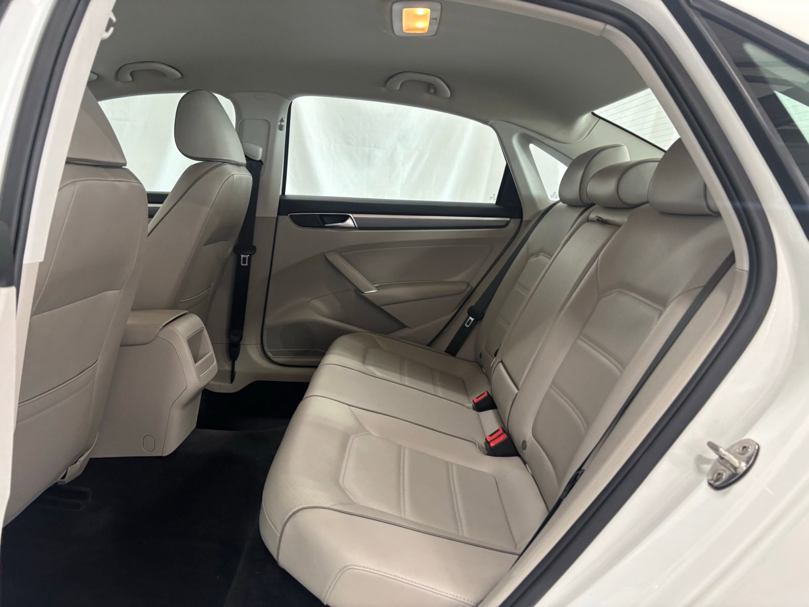 Used 2018 Volkswagen Passat 2.0T R-Line w/ R-Line Lighting Package image 12