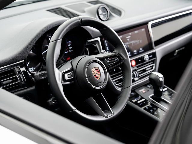 Certified 2025 Porsche Macan image 9