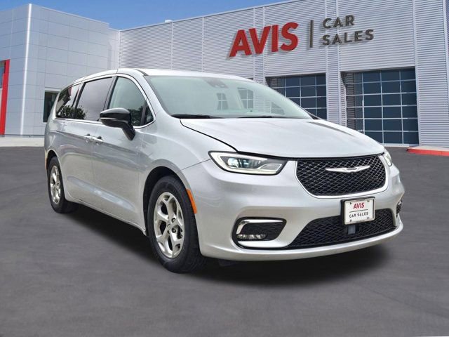 Used 2024 Chrysler Pacifica Limited FWD image 3
