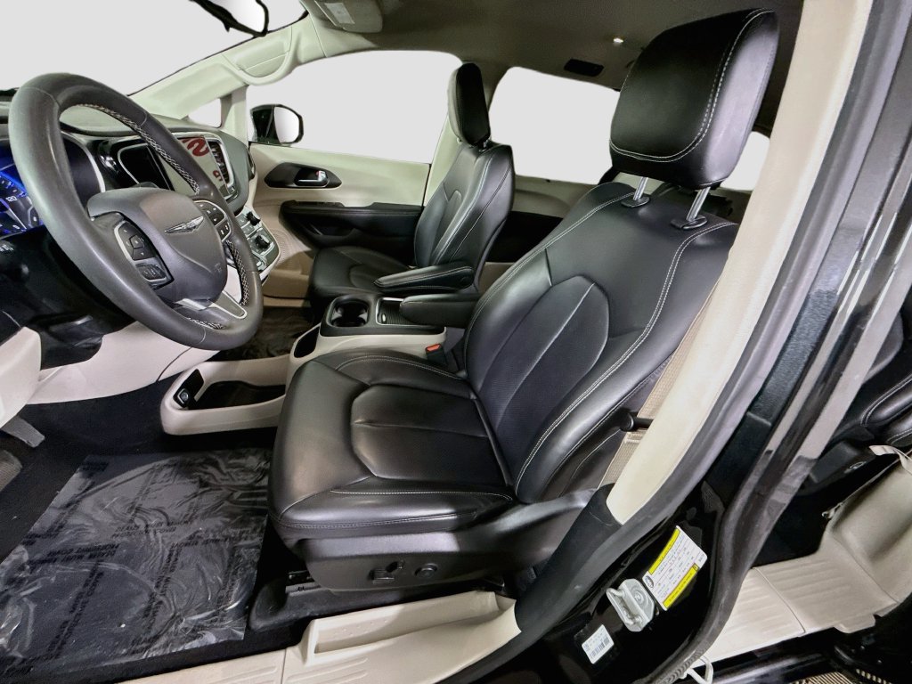 Used 2024 Chrysler Pacifica Touring-L FWD image 25