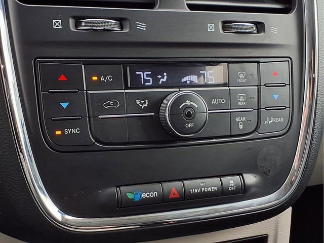 Used 2014 Chrysler Town & Country Touring image 7