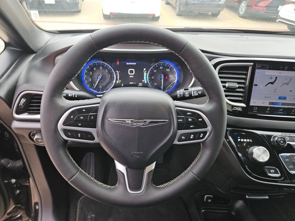 Used 2025 Chrysler Pacifica Select image 17