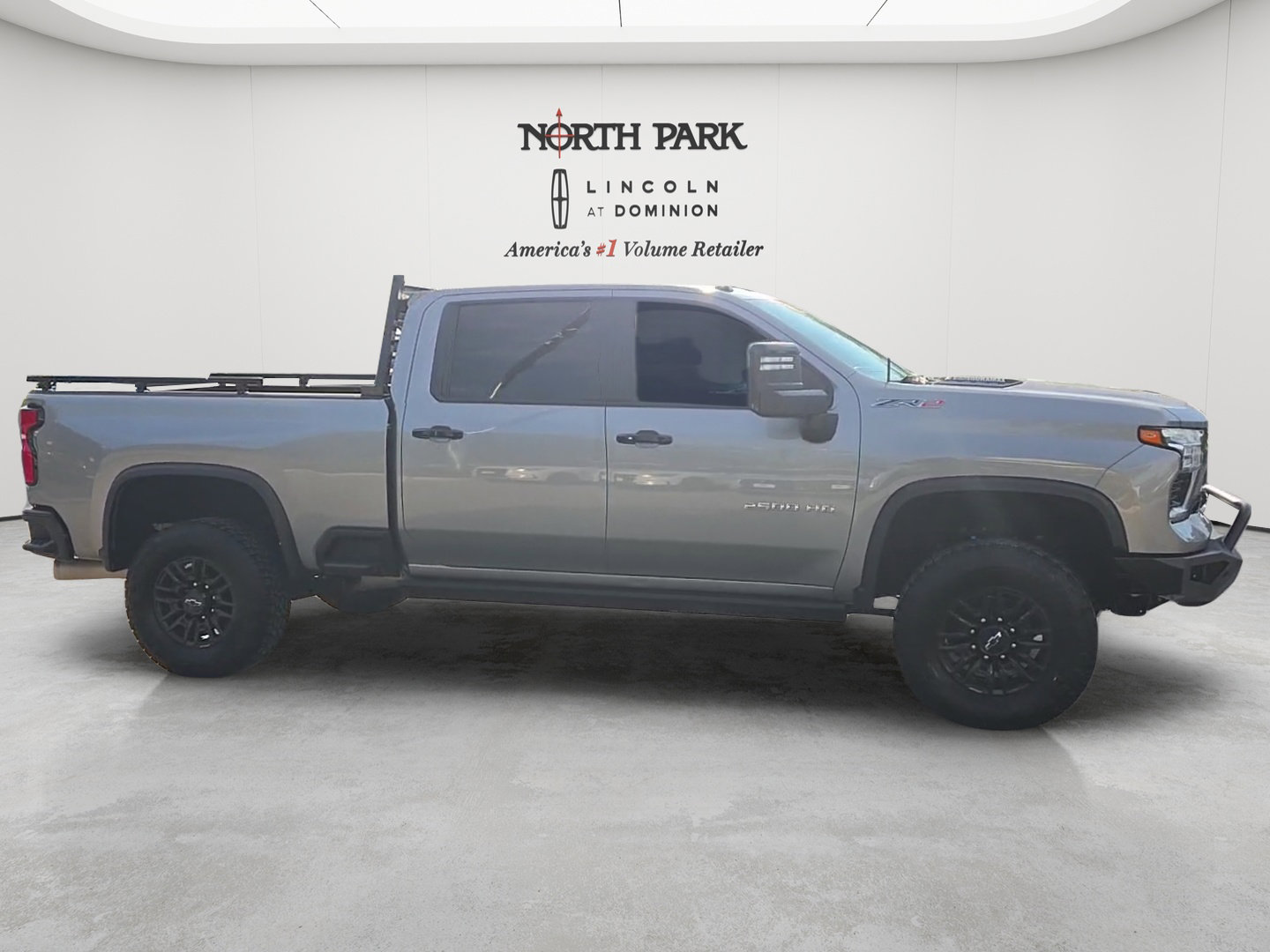 Used 2025 Chevrolet Silverado 2500 ZR2 w/ Technology Package AWD/4WD image 4