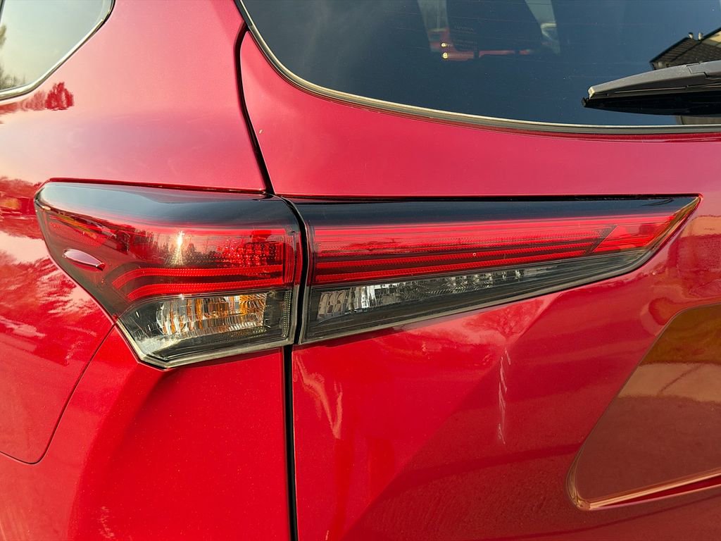 Used 2023 Toyota Highlander XLE FWD image 11