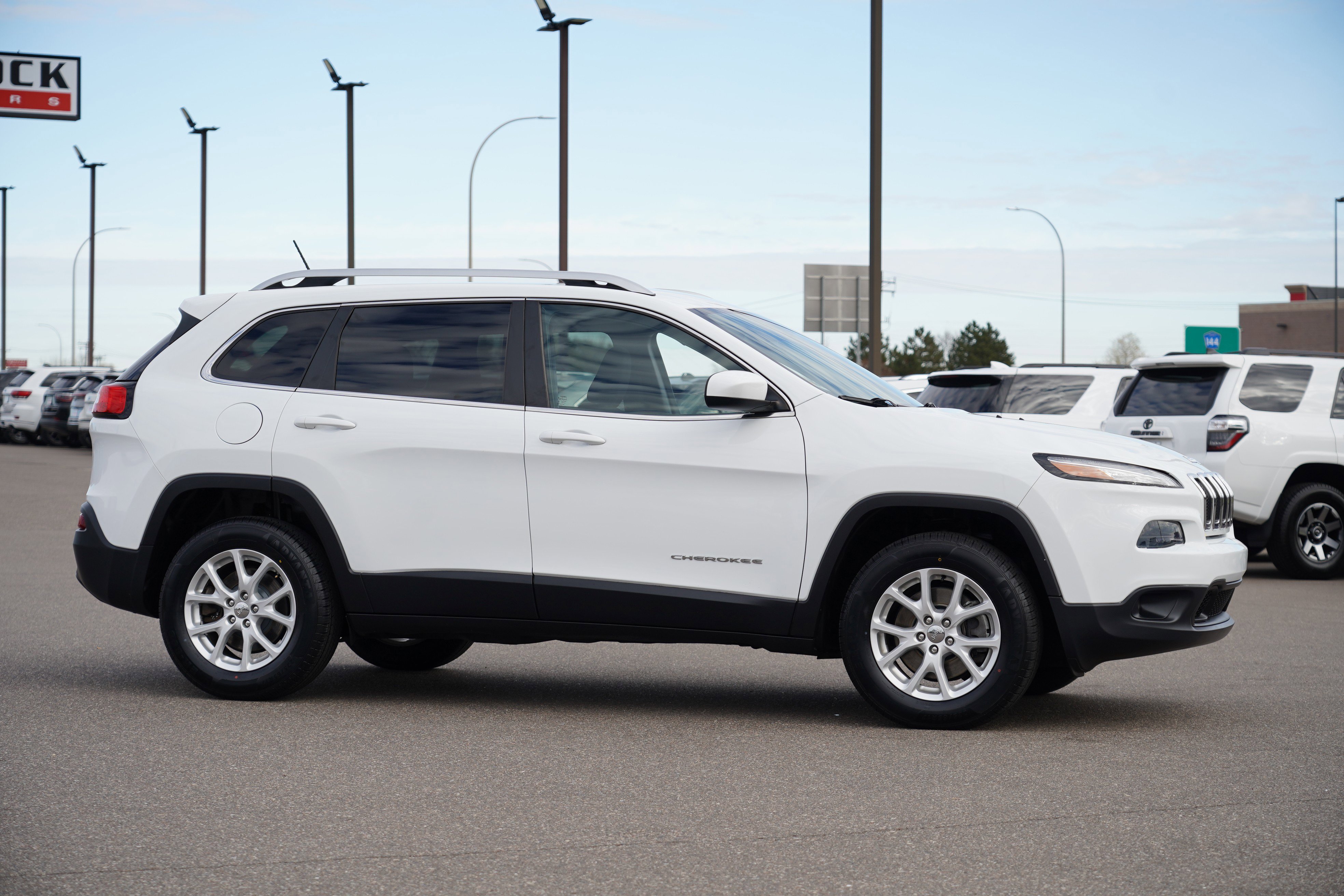 Used 2015 Jeep Cherokee Latitude image 2