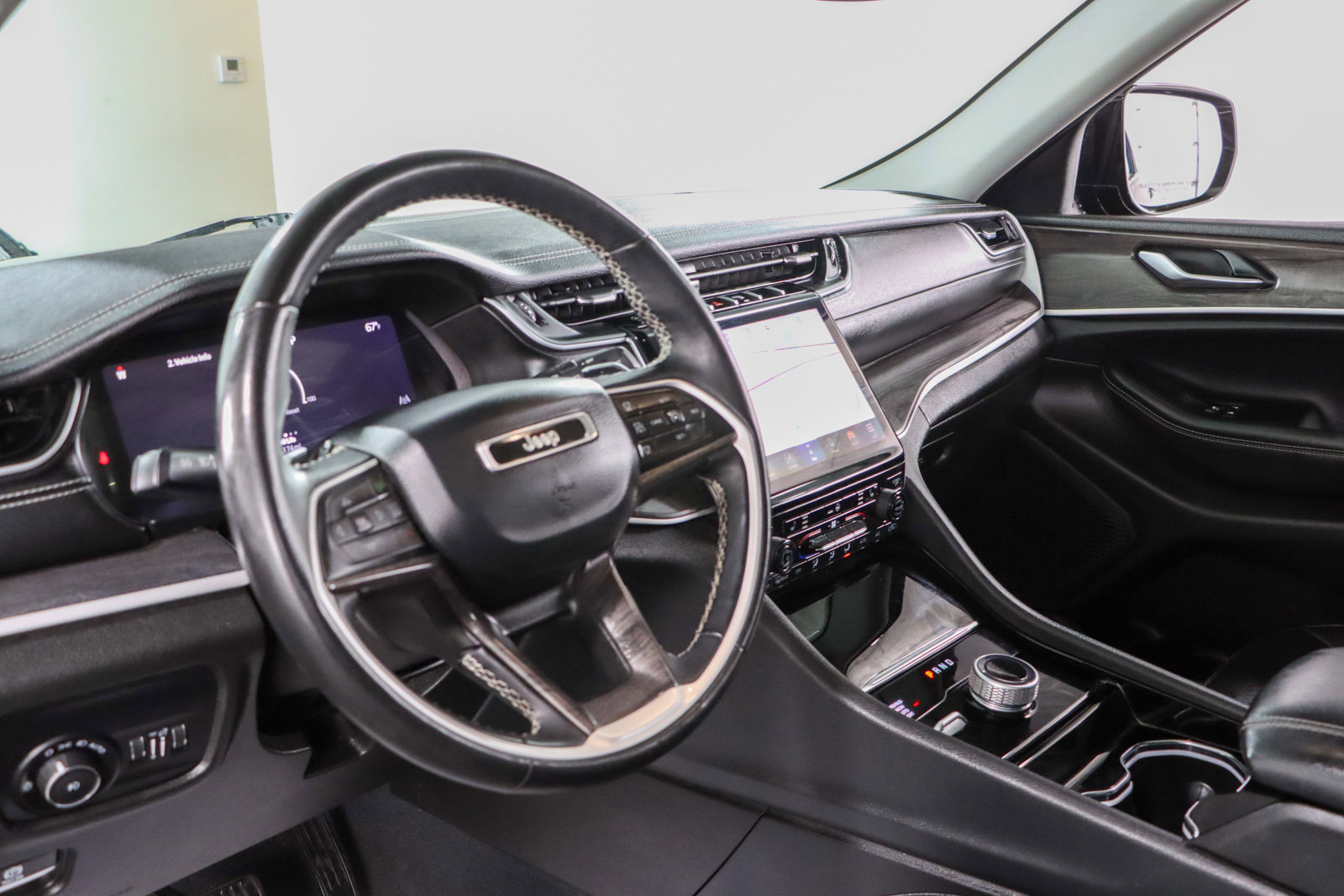 Used 2023 Jeep Grand Cherokee Limited image 23