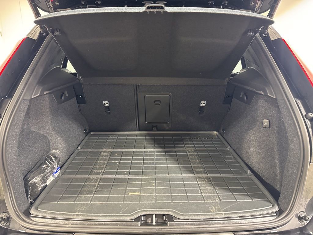 Used 2026 Volvo XC40 B5 Plus w/ Protection Package Premier image 29