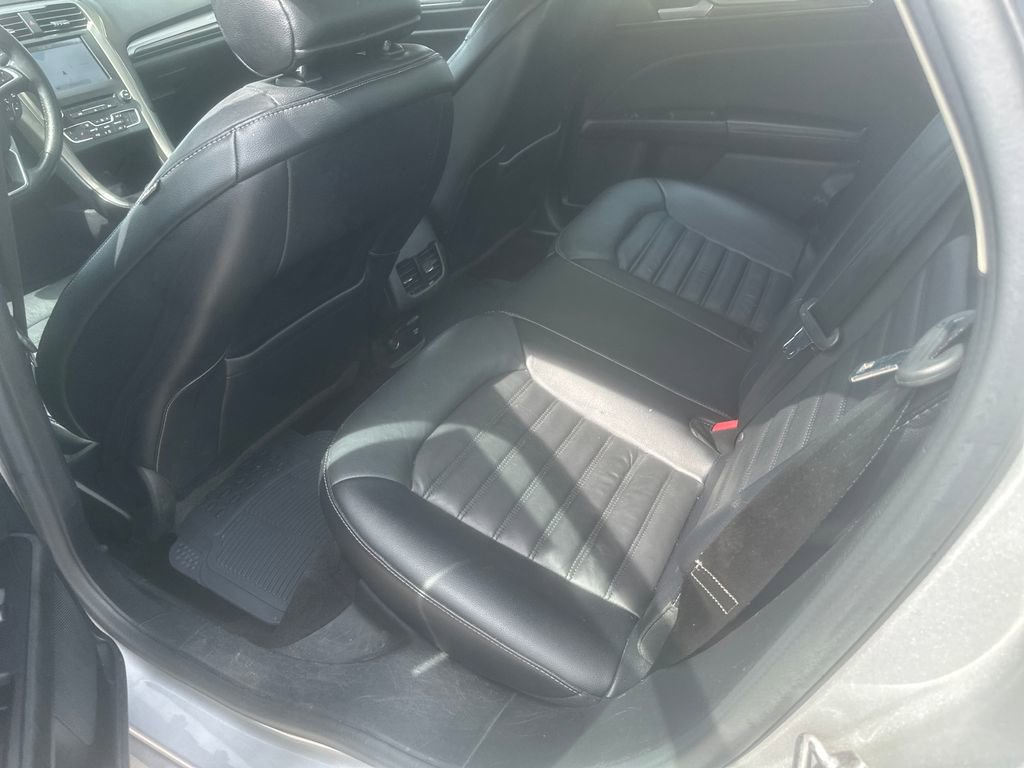 Used 2017 Ford Fusion SE w/ Fusion SE Technology Package FWD image 16