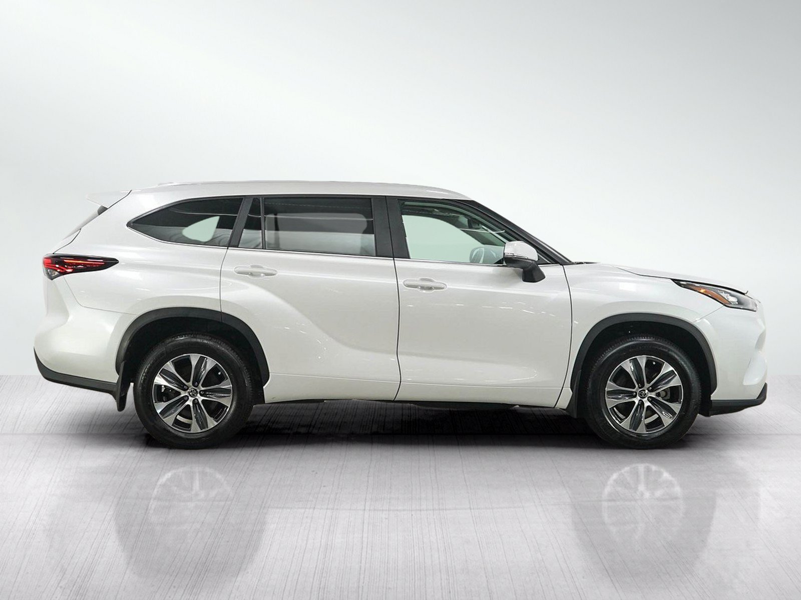 Used 2024 Toyota Highlander XLE AWD/4WD image 6